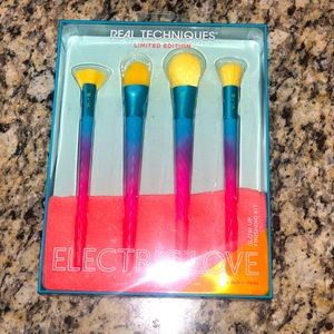🎁 BNIB New Real Techniques Electric Love Glow Up Brush Set Victoria Lyn Collab